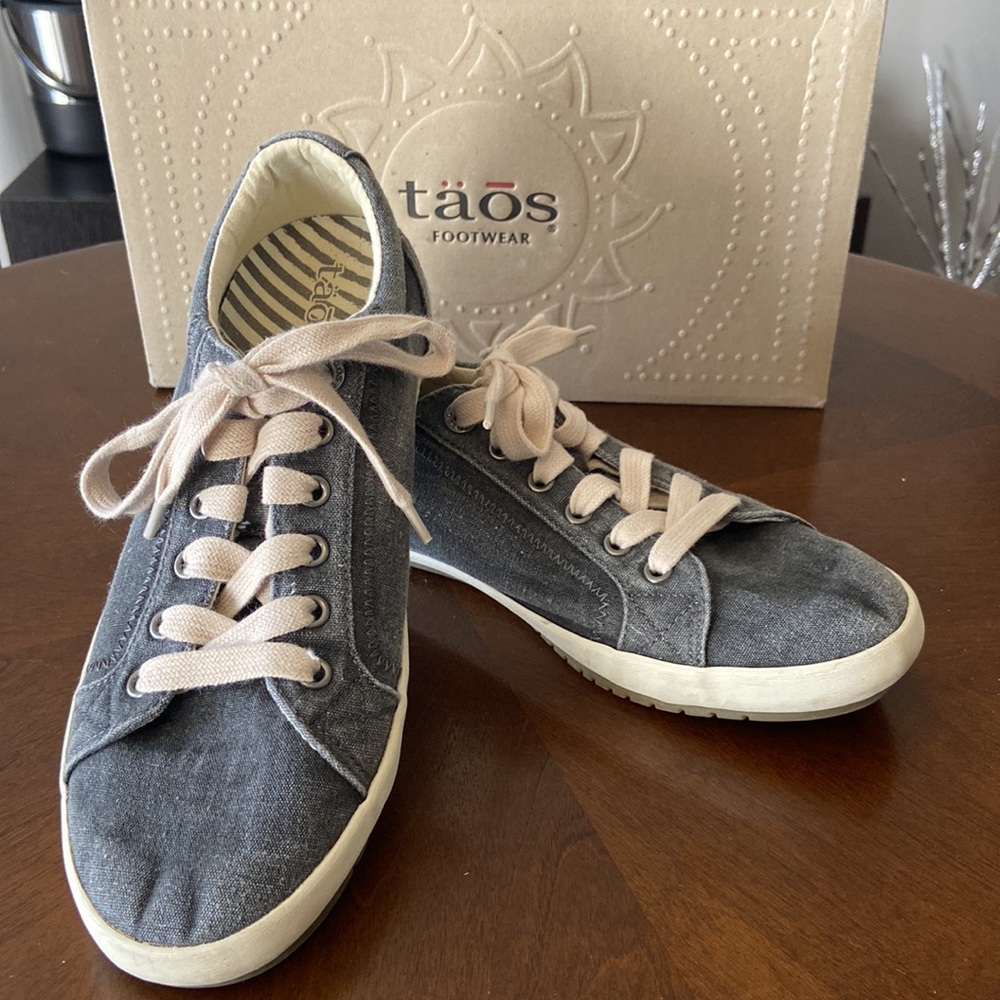 täōs footwear - women’s size 9 - Star Charcoal Canvas shoes